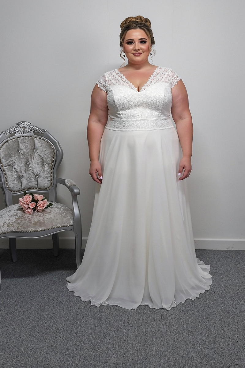 Bianco Evento Margaret ivory crochet/chiffon wedding dress UK 22, EU 48