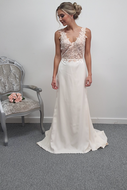 Beautiful ivory crepe wedding dress with floral bodice UK 12