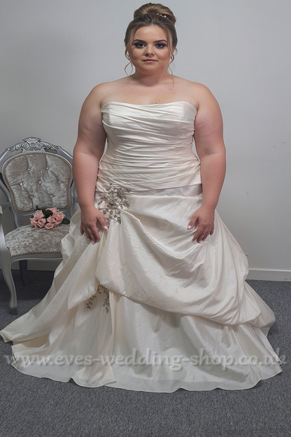 Sonsie  91016 ivory color wedding dress UK 26